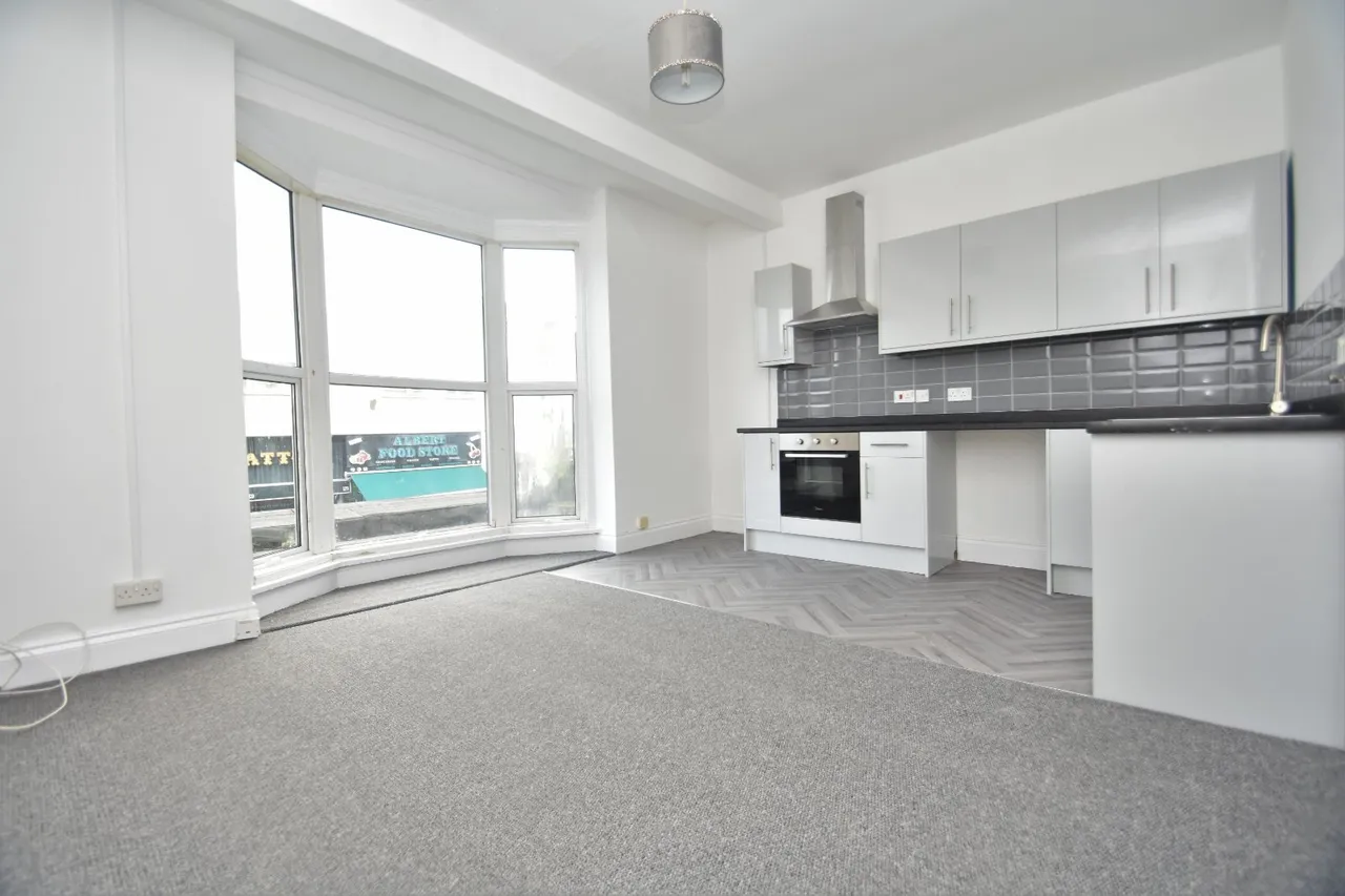 2 bed flat to rent, Albert Road, Southsea, PO5