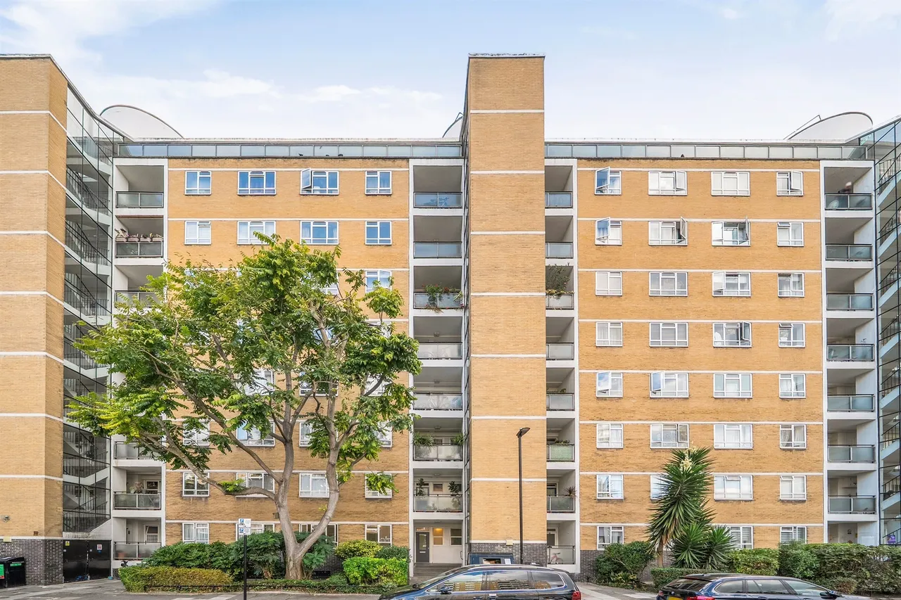 2 bed flat for sale — Churchill Gardens, London
