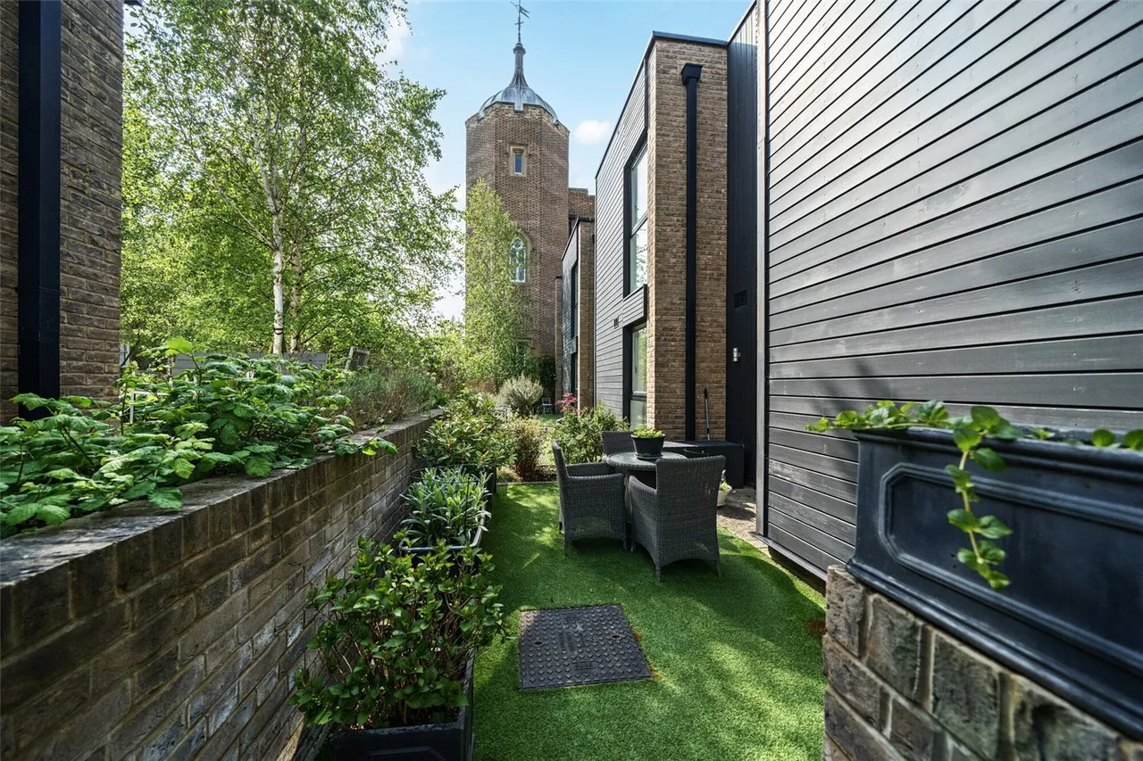 Parade Ground Path, Woolwich, SE18, photo 14