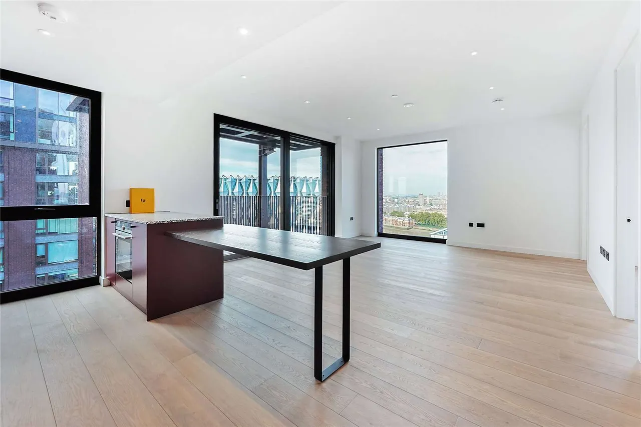3 bed flat to rent — Viaduct Gardens, London, SW11 7EG