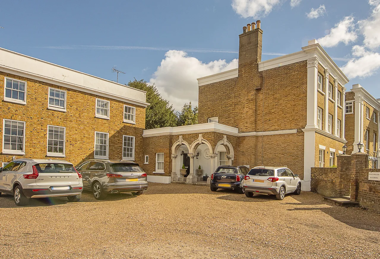 2 bed flat for sale, Hampton Court Road, Hampton, TW12