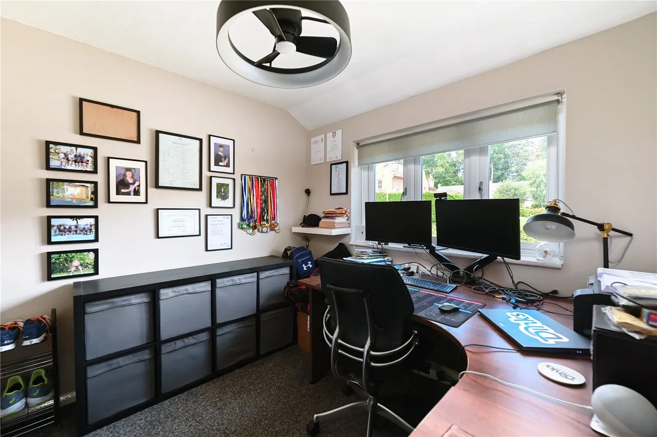 Knoll Road, Fleet, Hampshire, GU51 4PR, photo 11