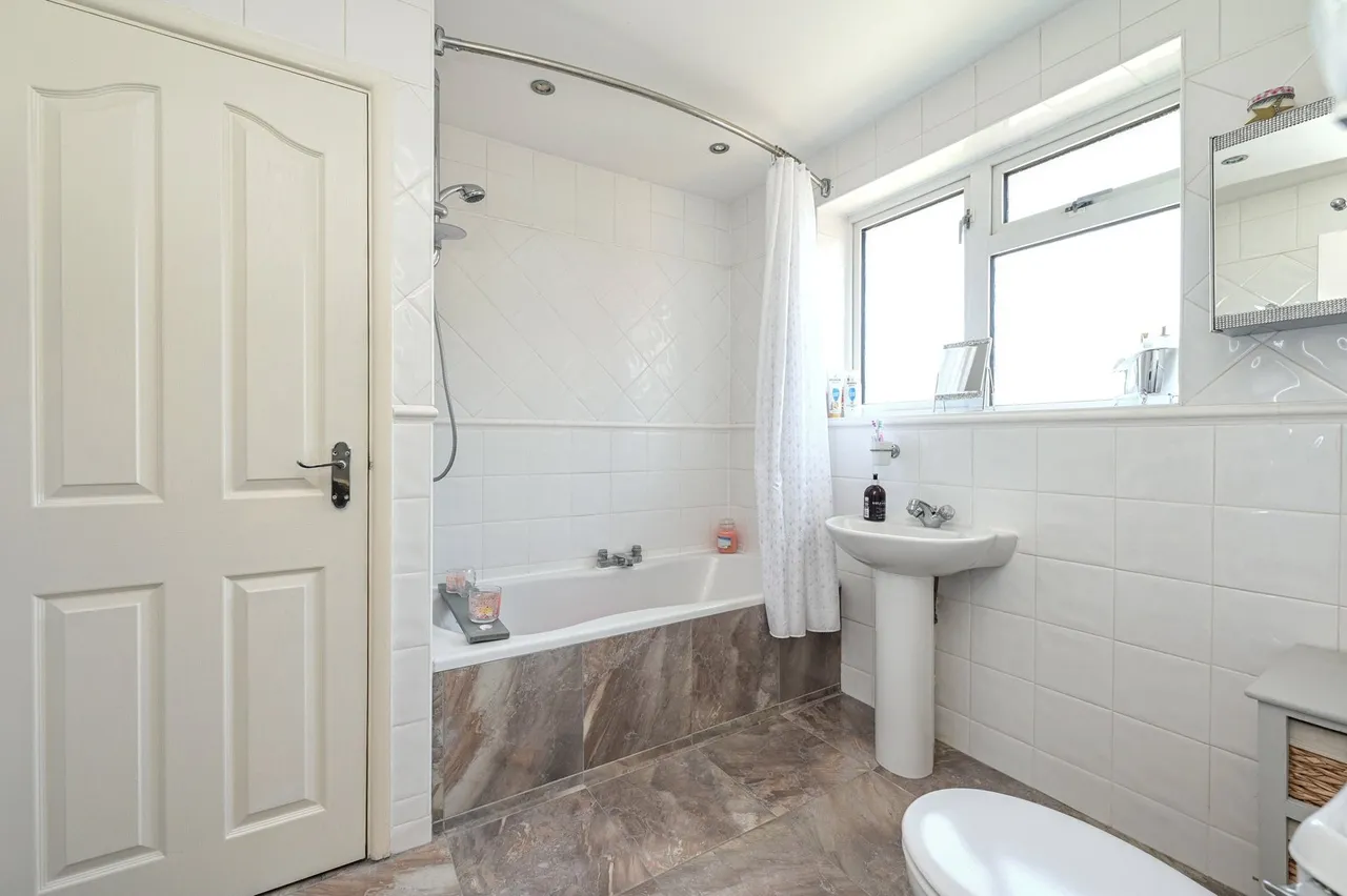 Riverside Close, Staines, TW18, photo 10