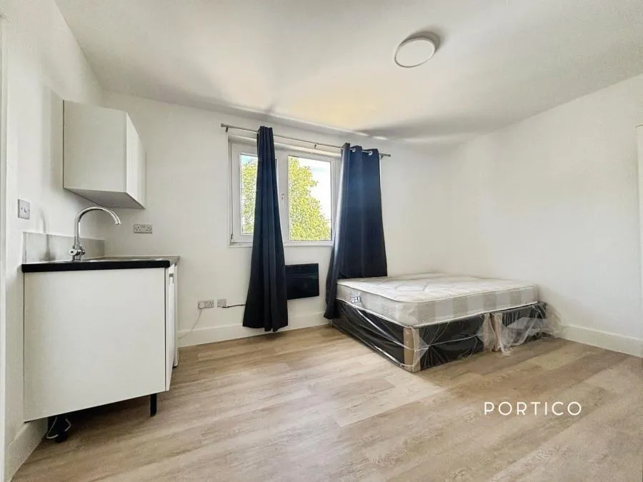 Latchford Place, Chigwell, IG7, photo 2