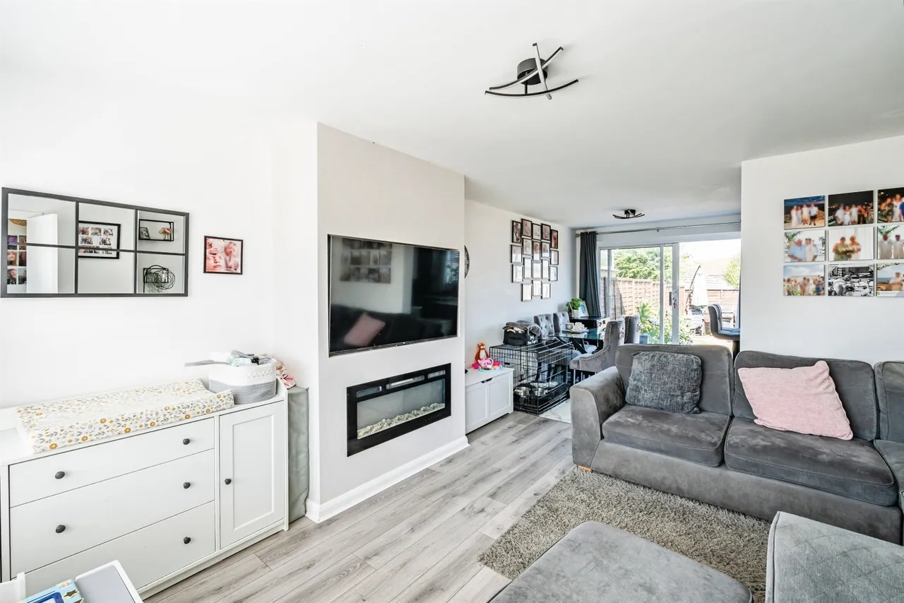 Gainsborough Crescent, Eastbourne, photo 2