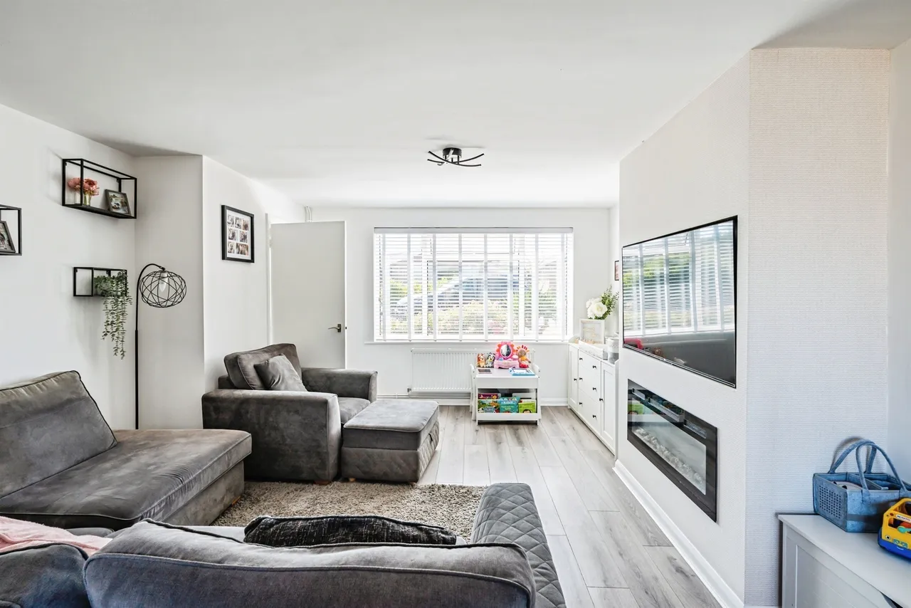 Gainsborough Crescent, Eastbourne, photo 4