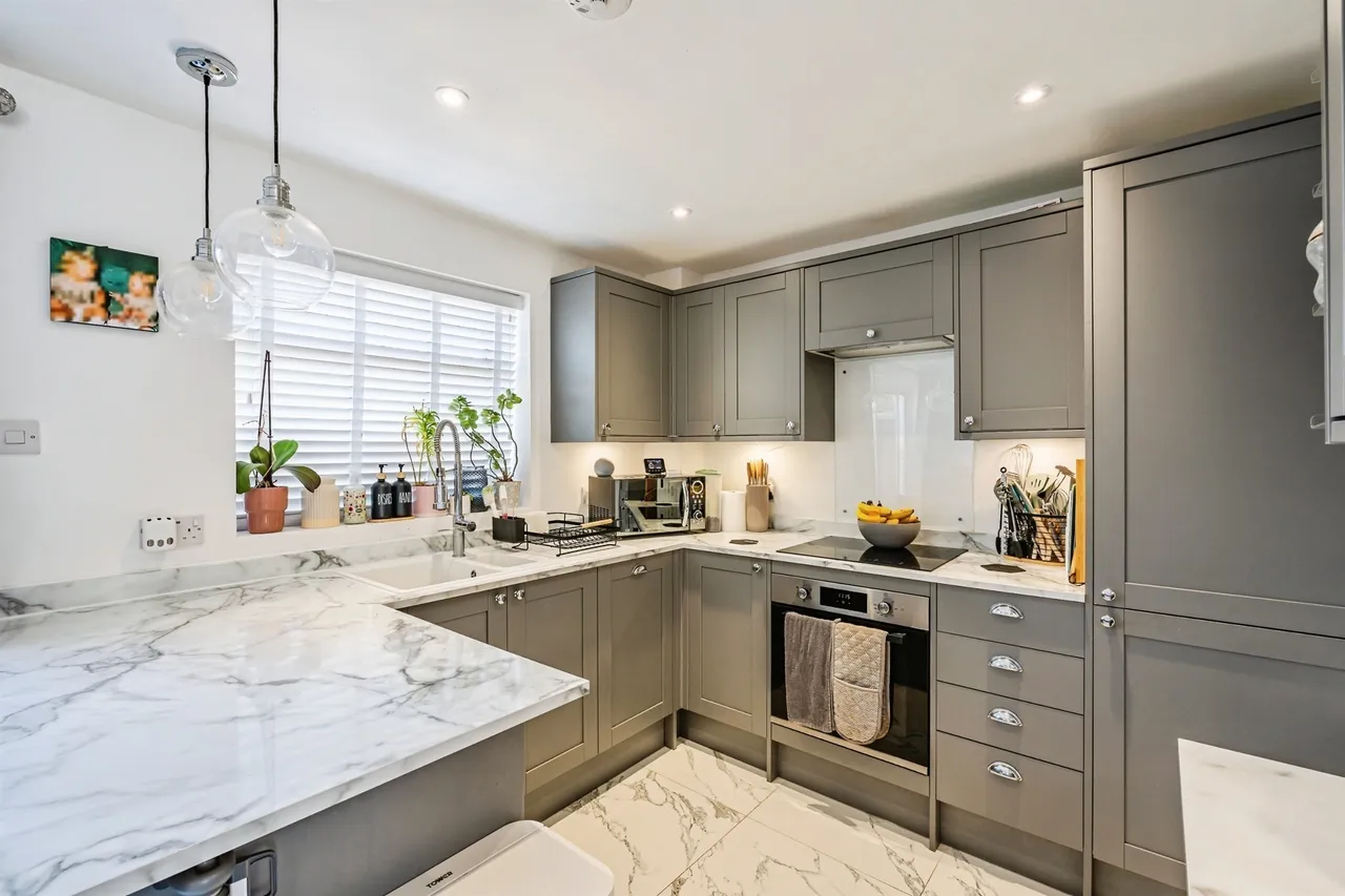 Gainsborough Crescent, Eastbourne, photo 8