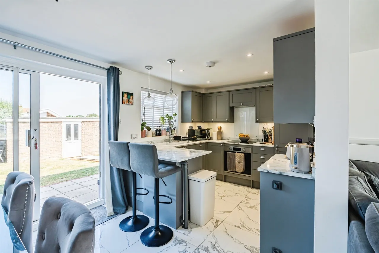 Gainsborough Crescent, Eastbourne, photo 9