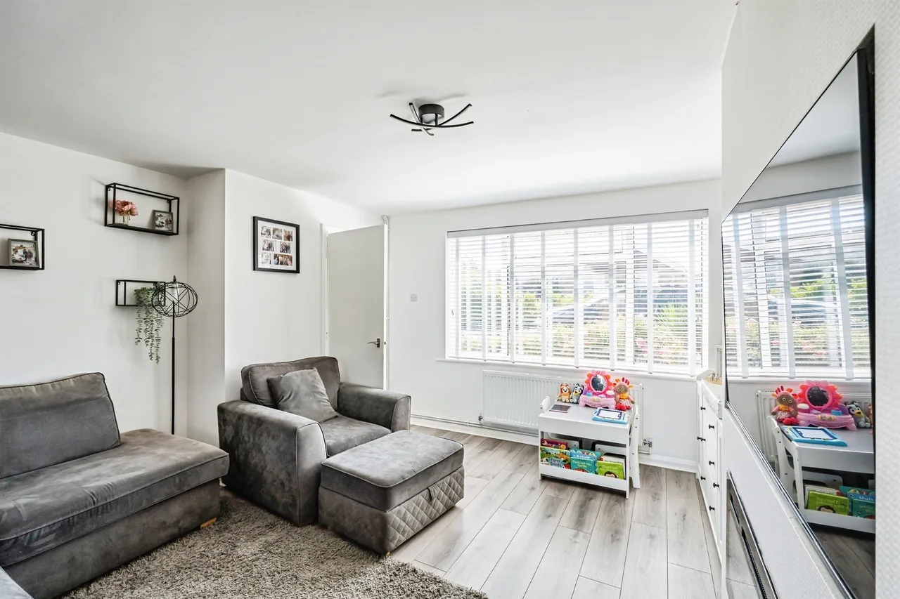 Gainsborough Crescent, Eastbourne, photo 5