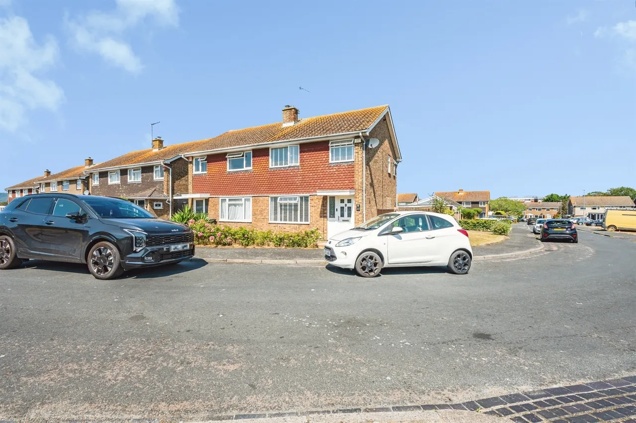 3 bed house for sale — Gainsborough Crescent, Eastbourne