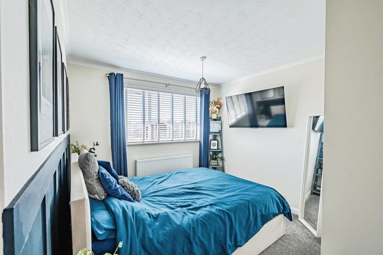 Gainsborough Crescent, Eastbourne, photo 11