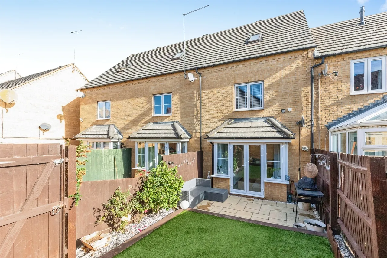School Lane, Higham Ferrers, NN10, photo 4