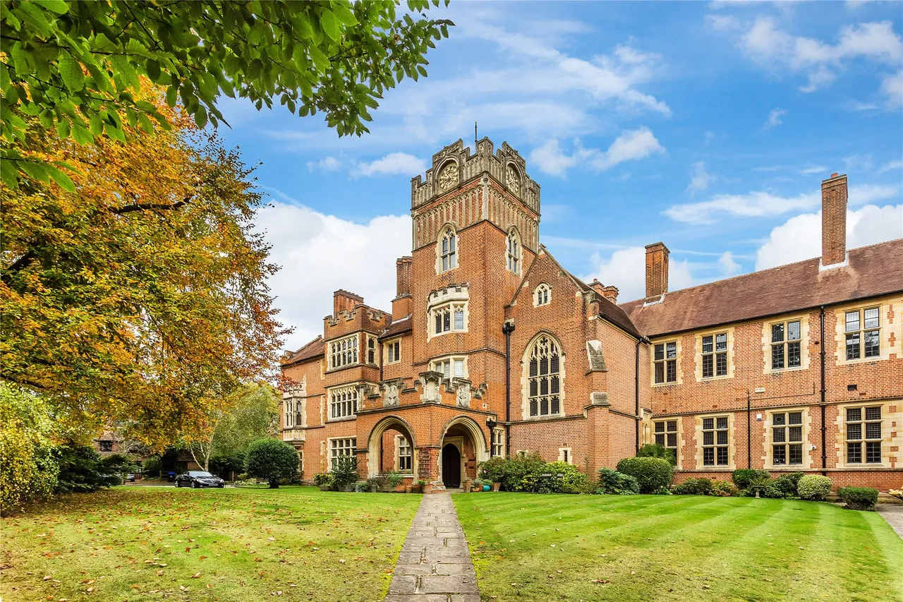 5 bed house for sale, Oldfield Wood, Maybury Hill, GU22