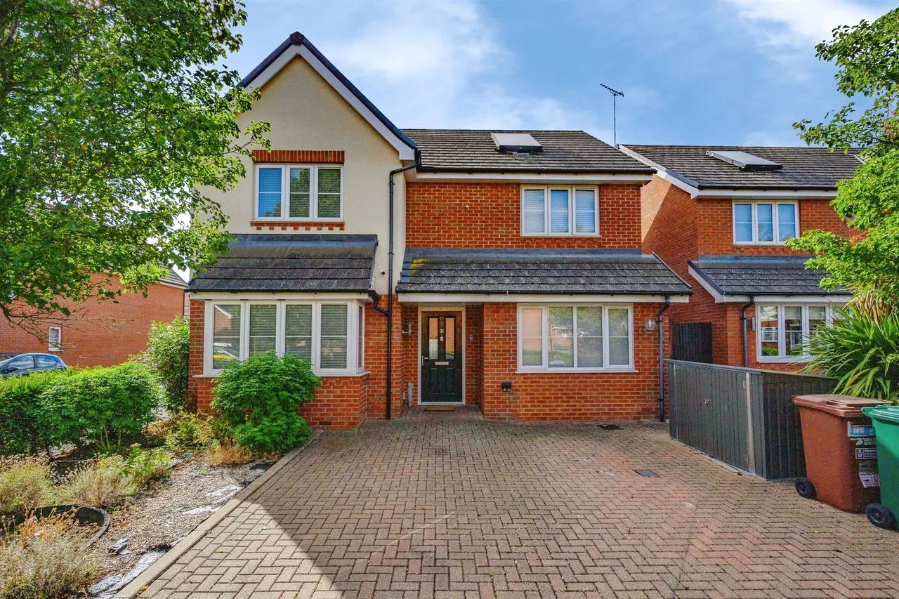 4 bed house for sale — Burbridge Road, Leavesden, Watford