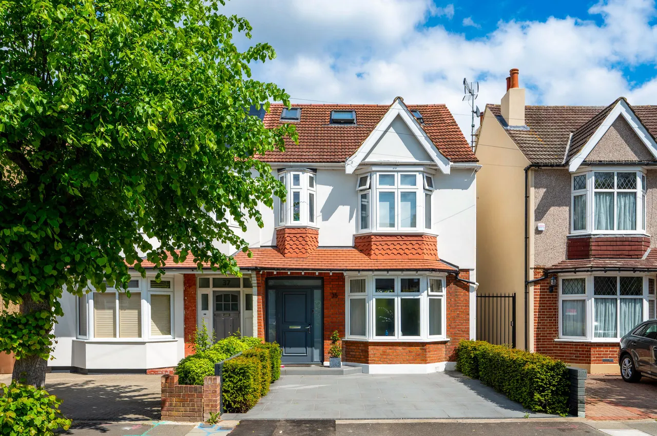 4 bed house for sale — 35 Camberley Avenue, London