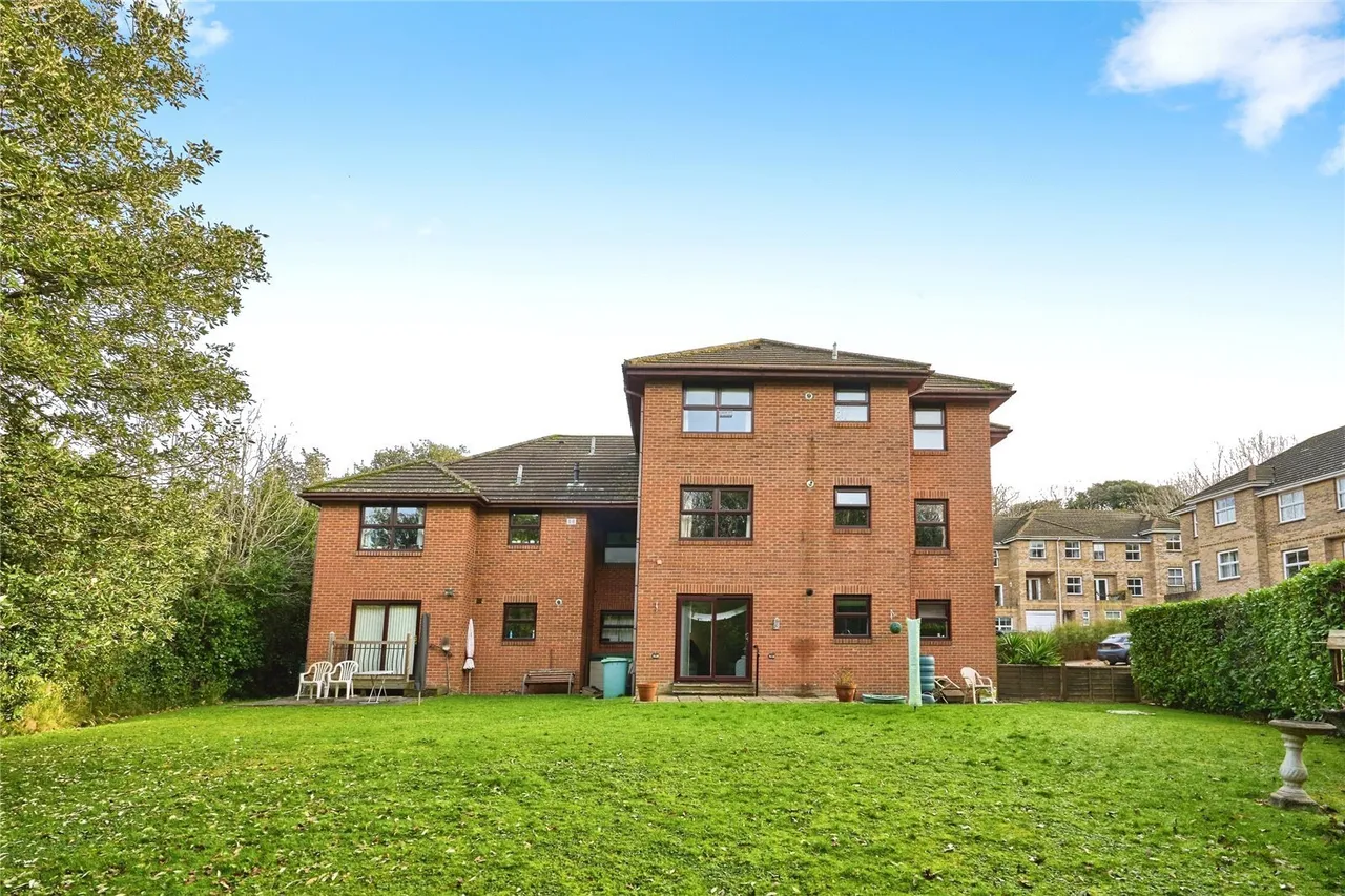 2 bed flat for sale, East Hill Road, Ryde, PO33