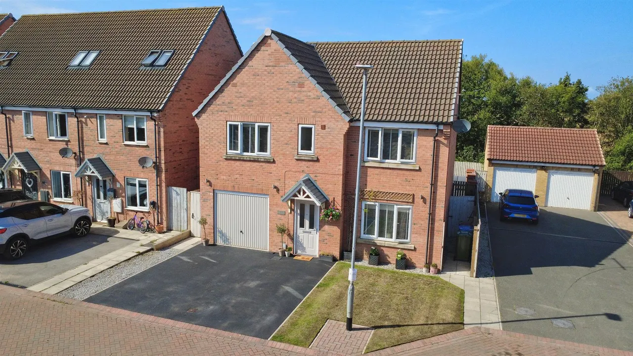 5 bed house for sale — Avocet Close, Hornsea