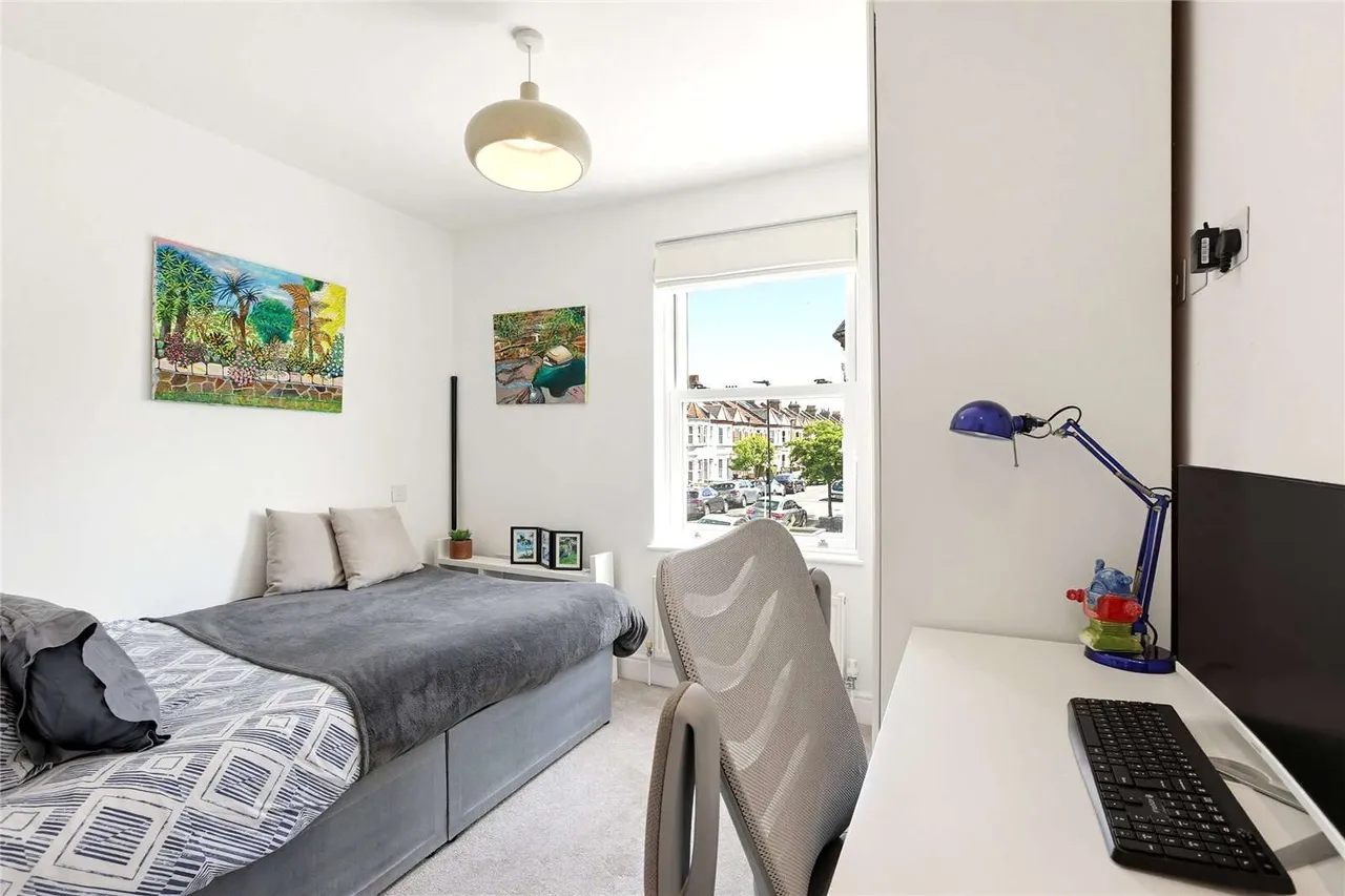 Eastbury Grove, London, W4, photo 17