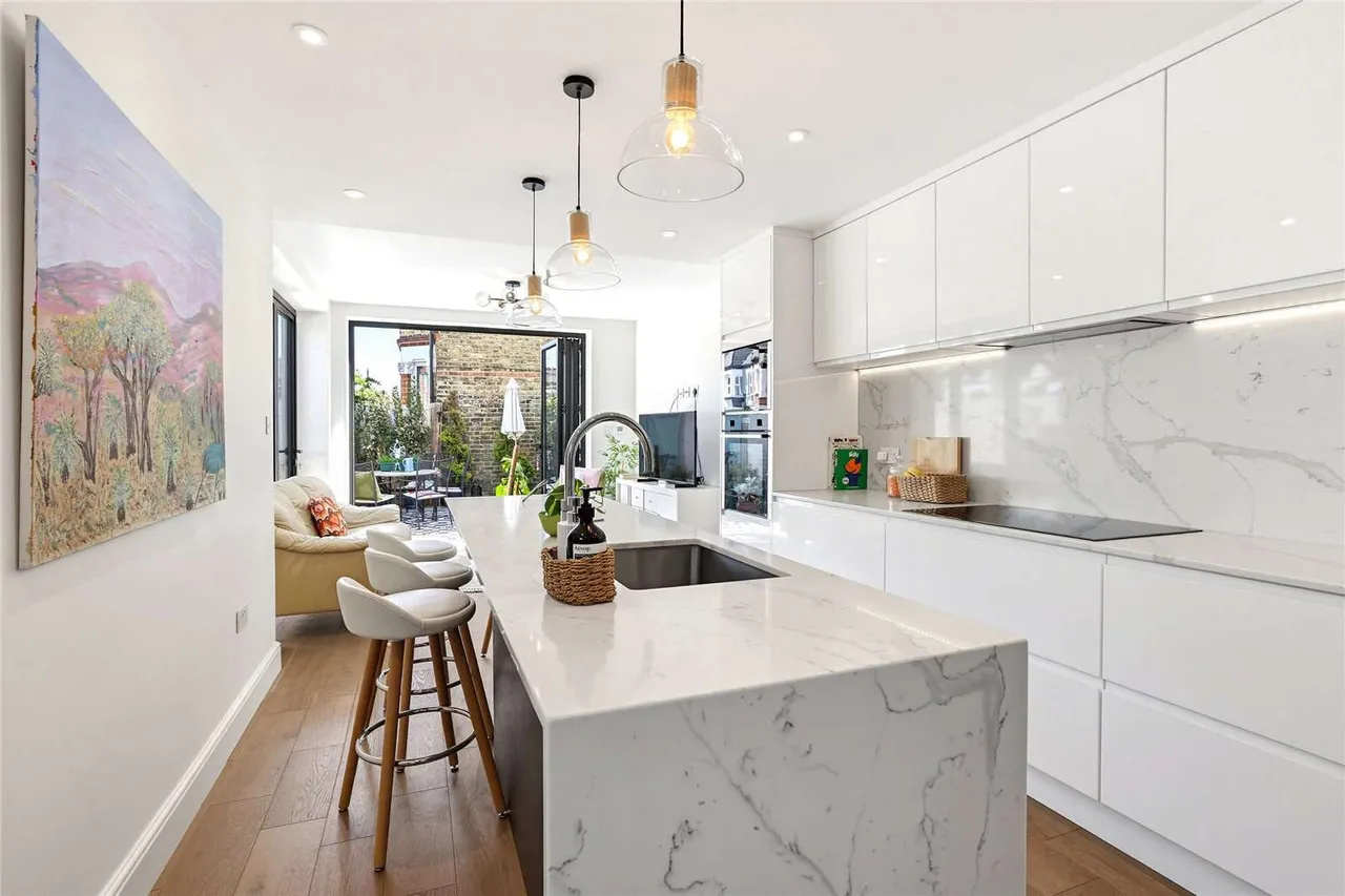 4 bed house for sale, Eastbury Grove, London, W4