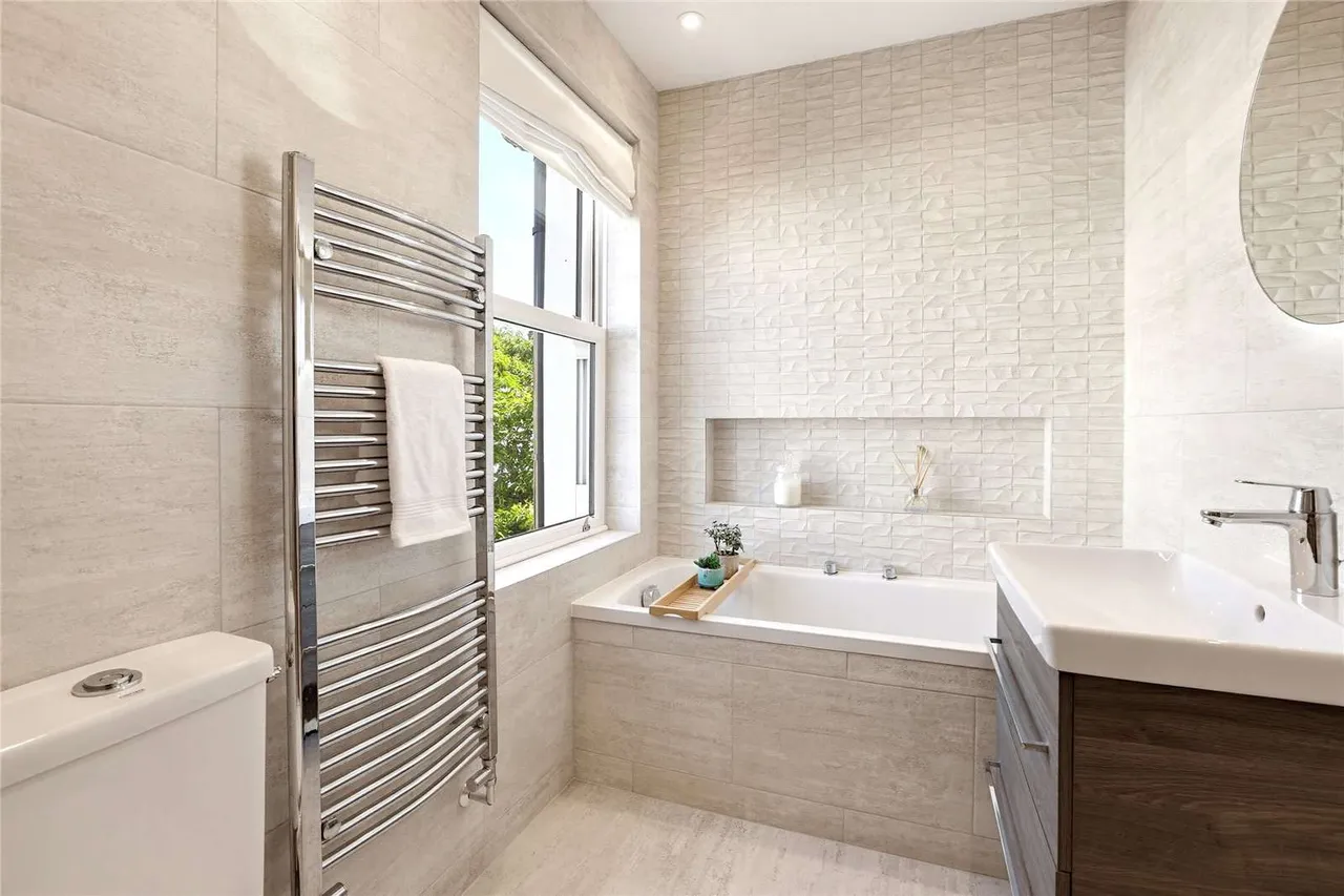 Eastbury Grove, London, W4, photo 11
