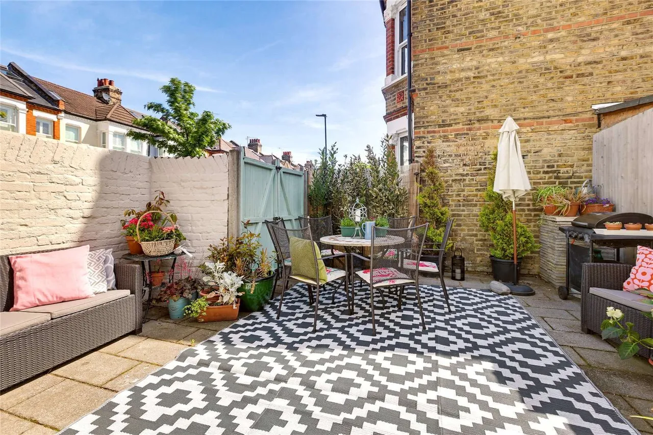 Eastbury Grove, London, W4, photo 2