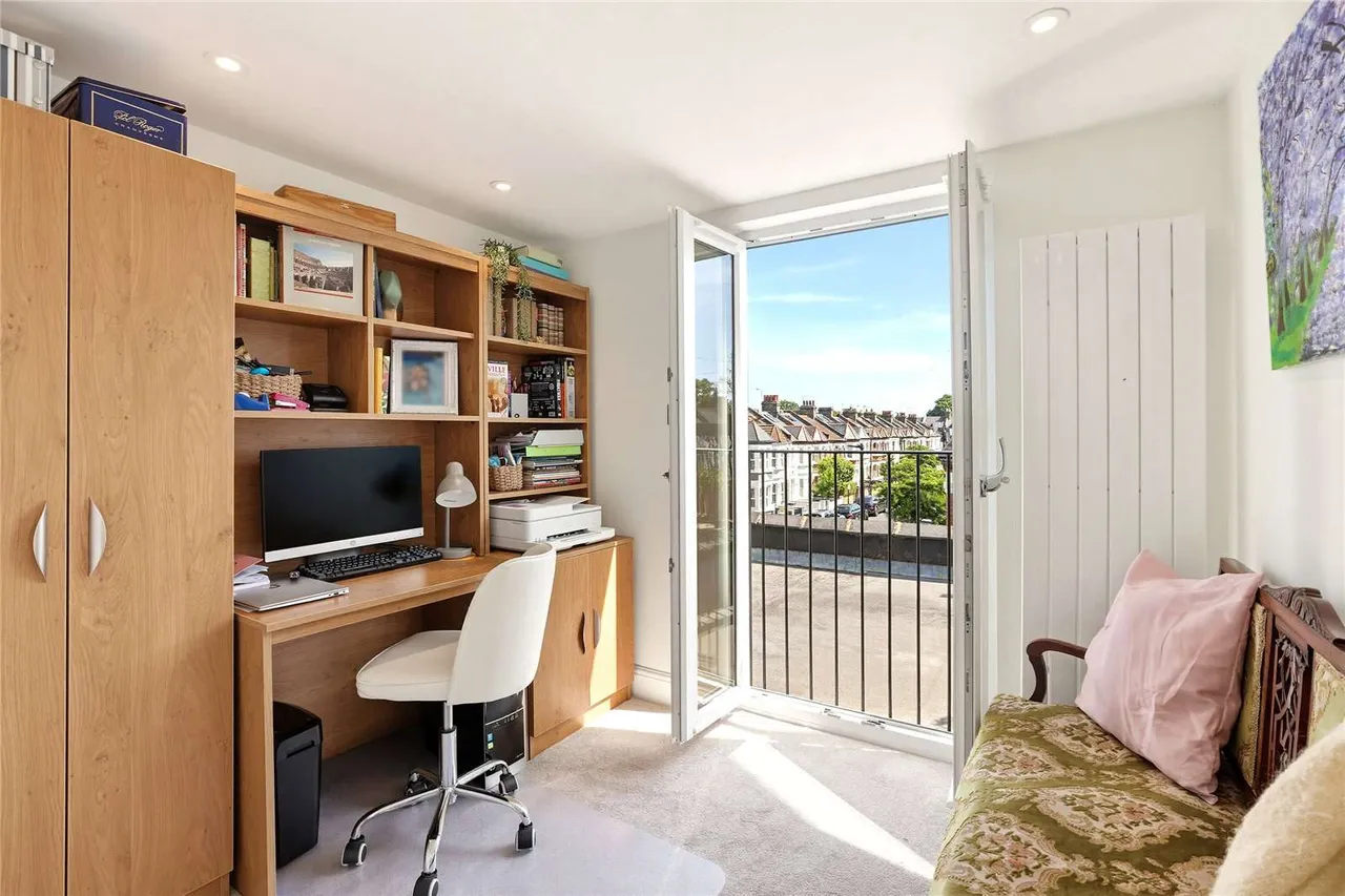 Eastbury Grove, London, W4, photo 15