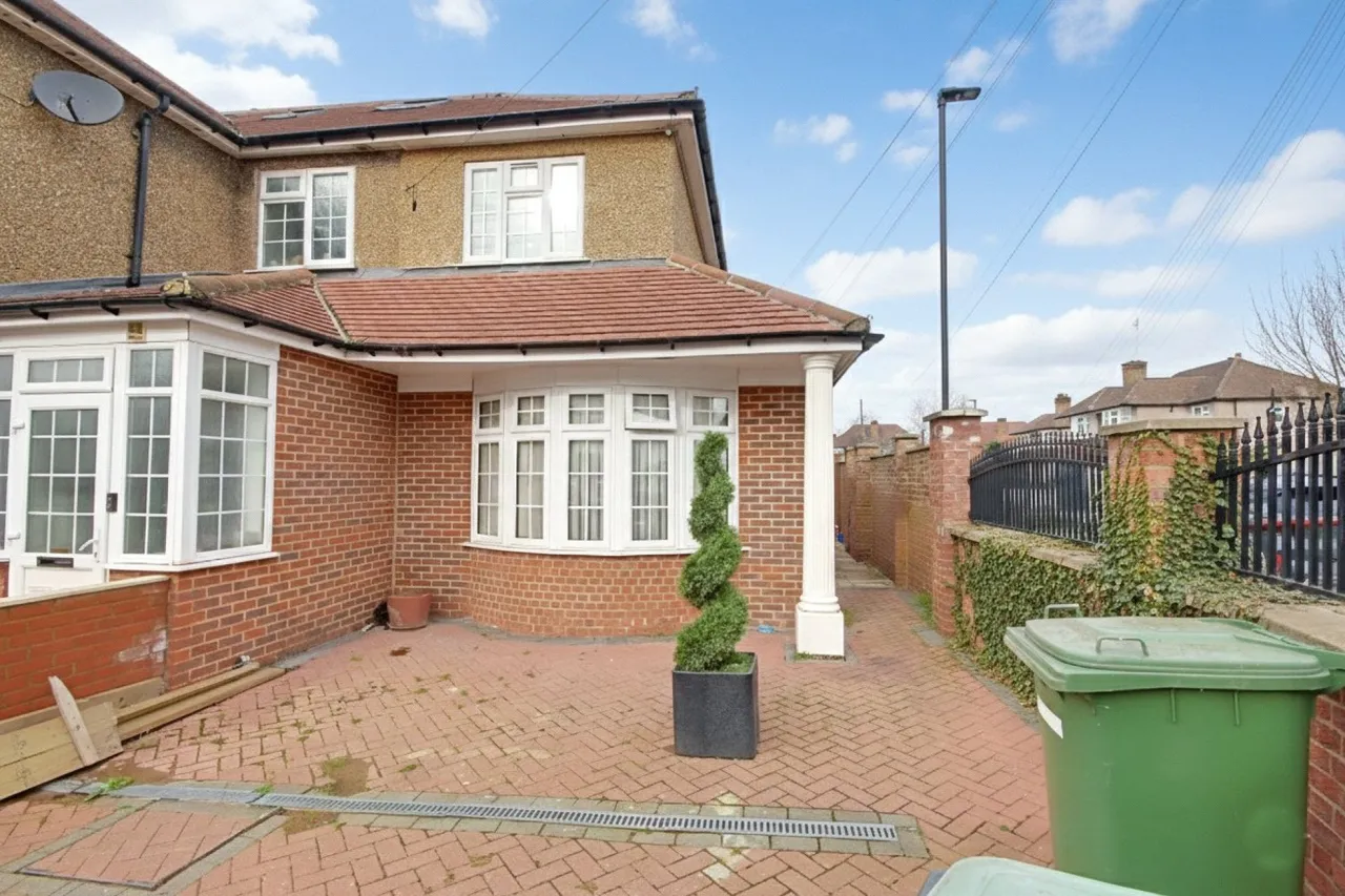 Broadoak Avenue, Enfield, photo 3