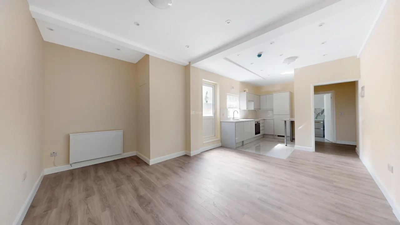 2 bed flat to rent, Tottenham Court Road, W1T