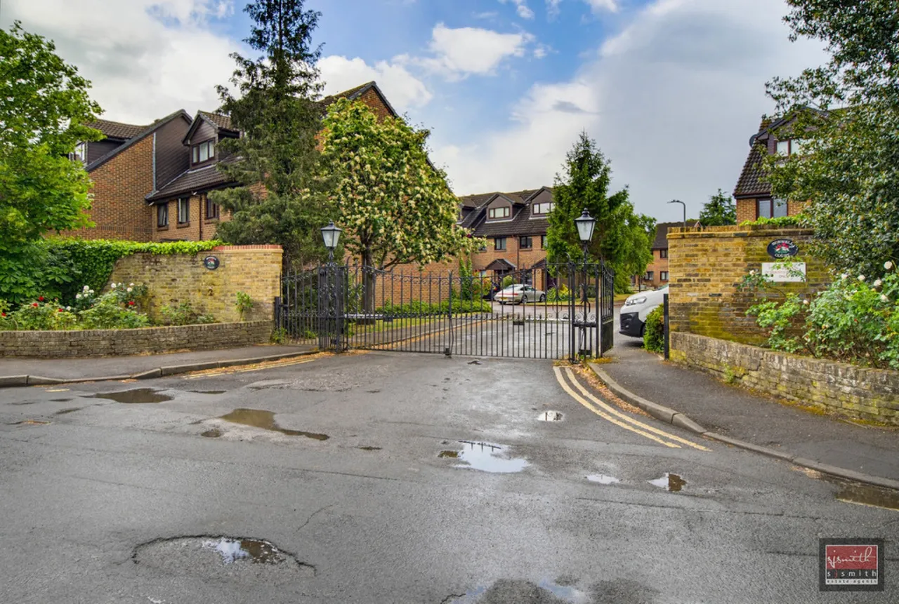 Benwell Court, Sunbury-on-Thames, photo 3
