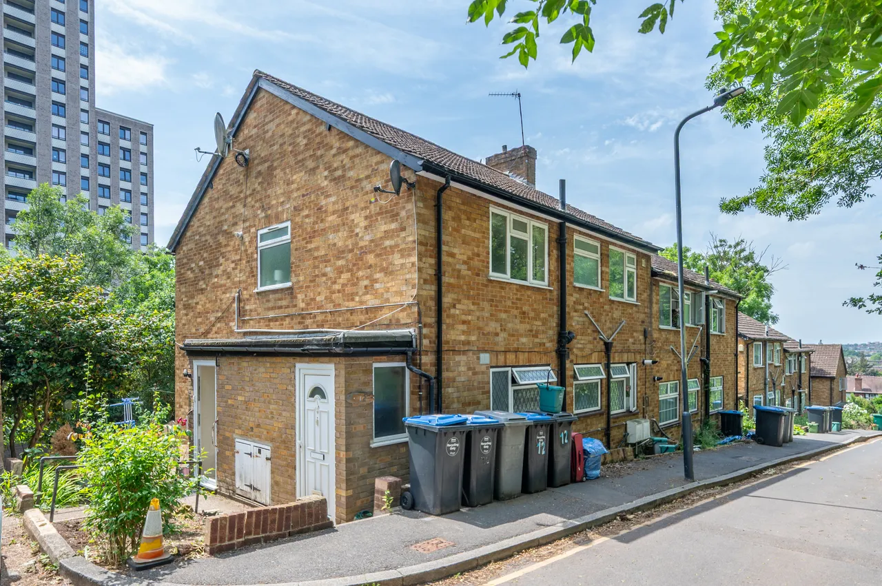 11 Park Court, Wembley, photo 6