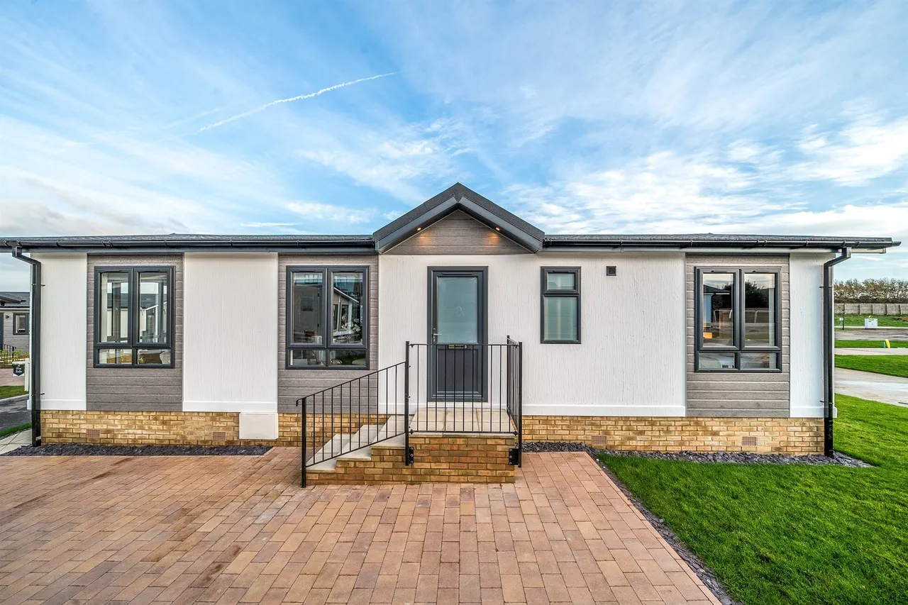 Wick Lane, Christchurch, BH6, photo 5