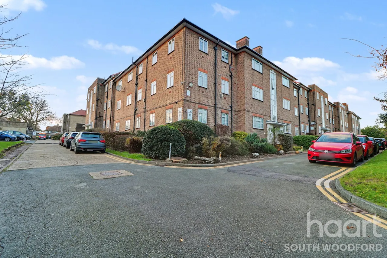 The Drive, London, E18, photo 9