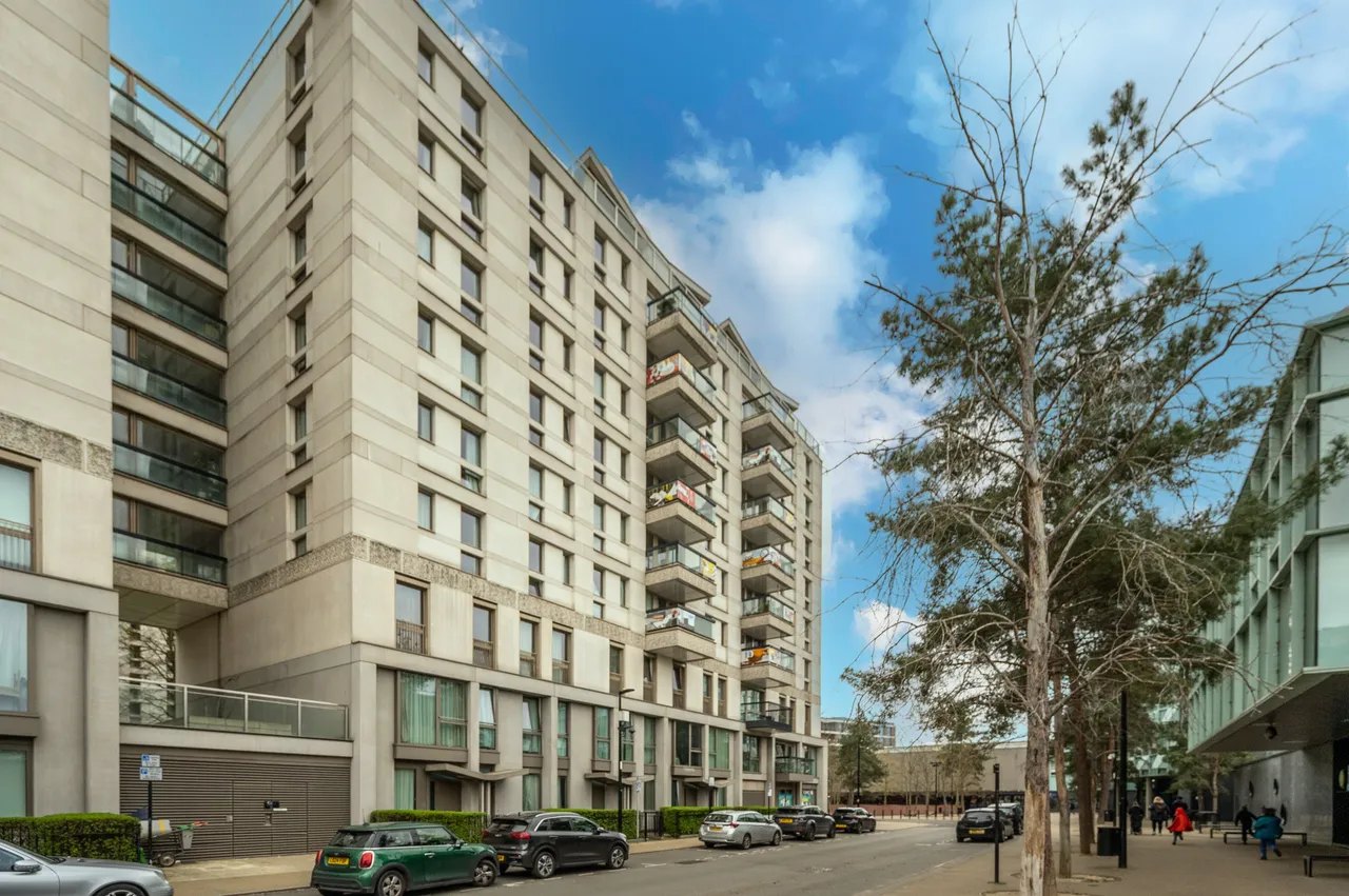 3 bed flat for sale — 5 Tucana Heights, 11 Cheering Lane, London