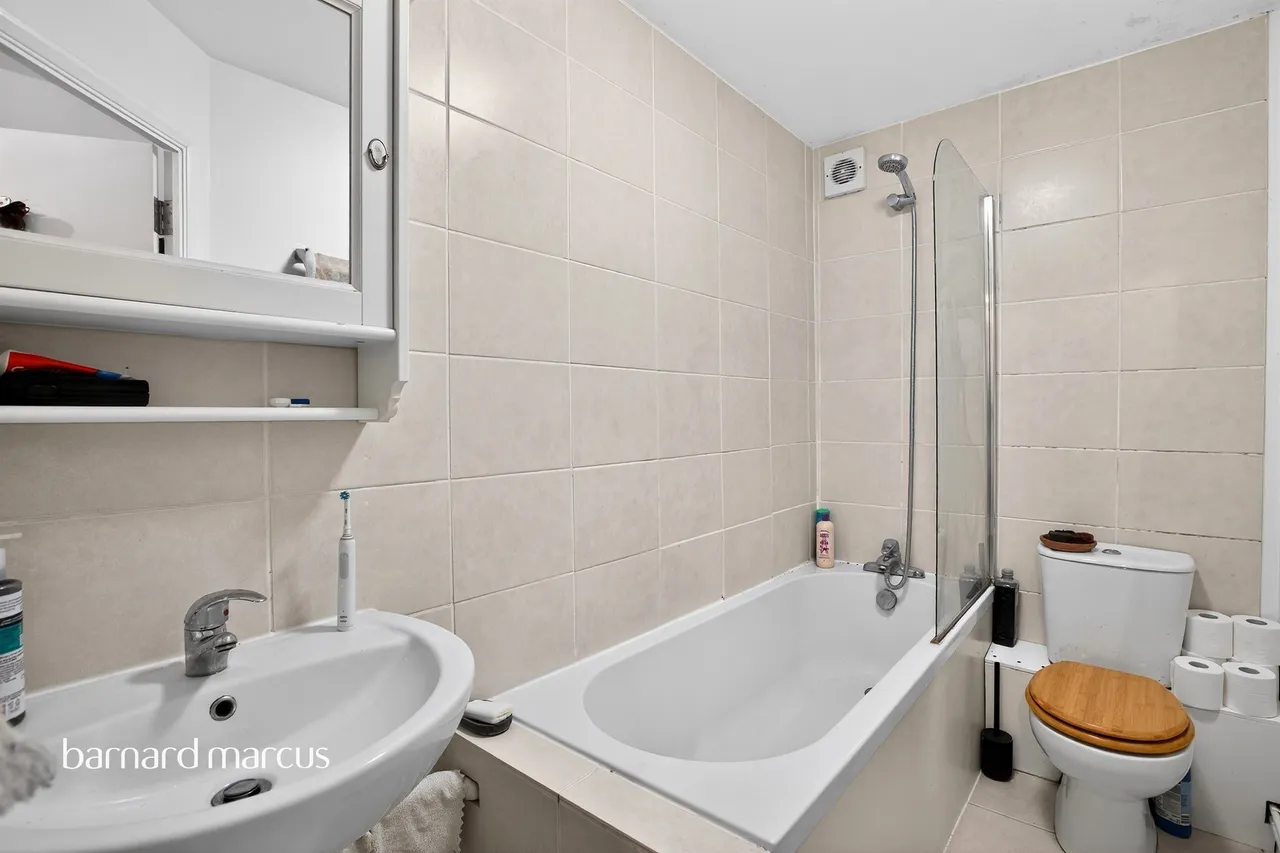 Bream Close, London, photo 3