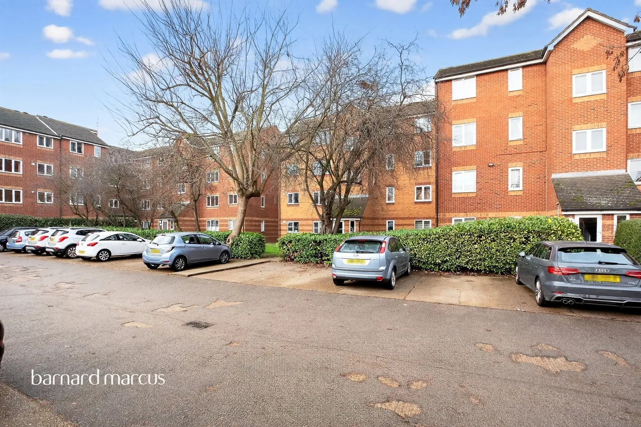 2 bed flat for sale — Bream Close, London