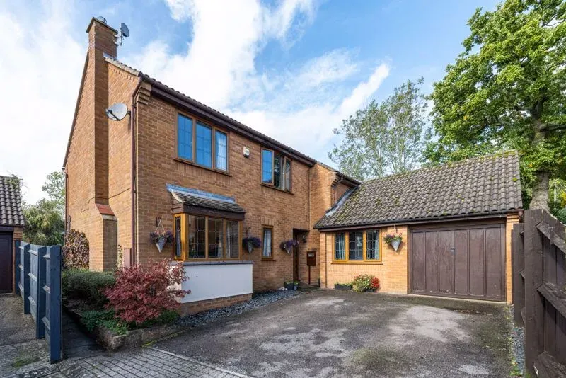 4 bed house for sale — Thirsk Gardens, Bletchley, Milton Keynes, Buckinghamshire, MK3 5LH