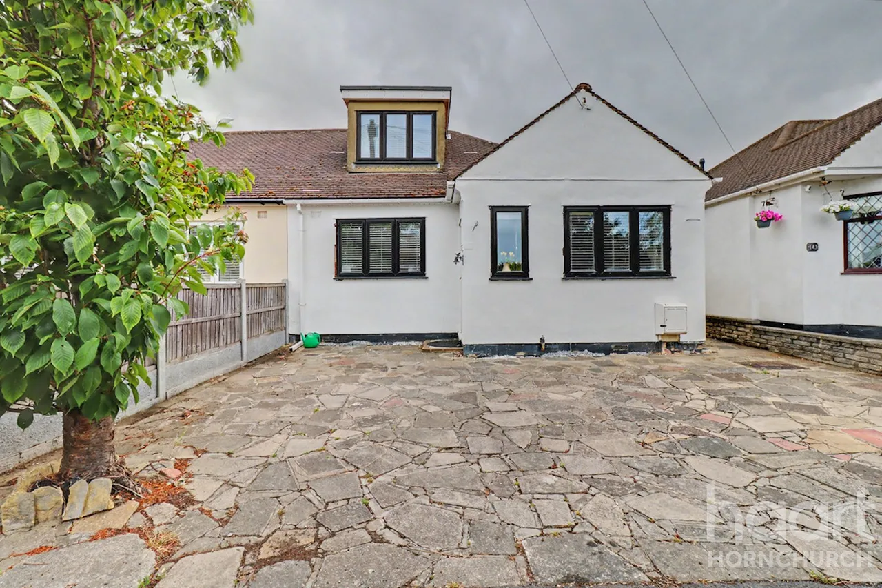 3 bed house for sale, Kenilworth Gardens, Hornchurch, RM12
