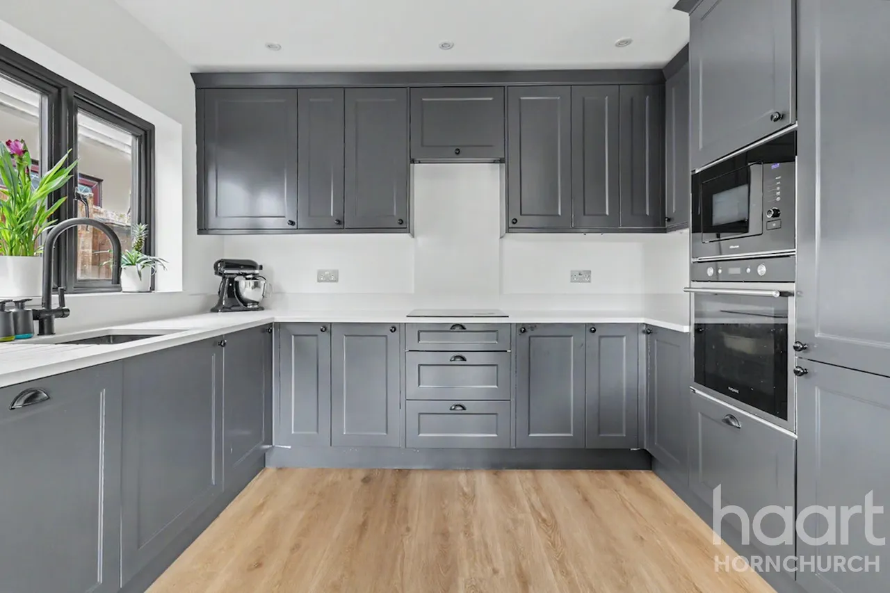 Kenilworth Gardens, Hornchurch, RM12, photo 2