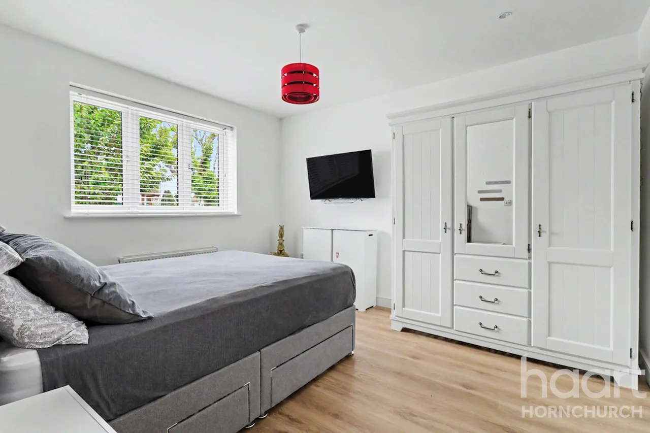 Kenilworth Gardens, Hornchurch, RM12, photo 5