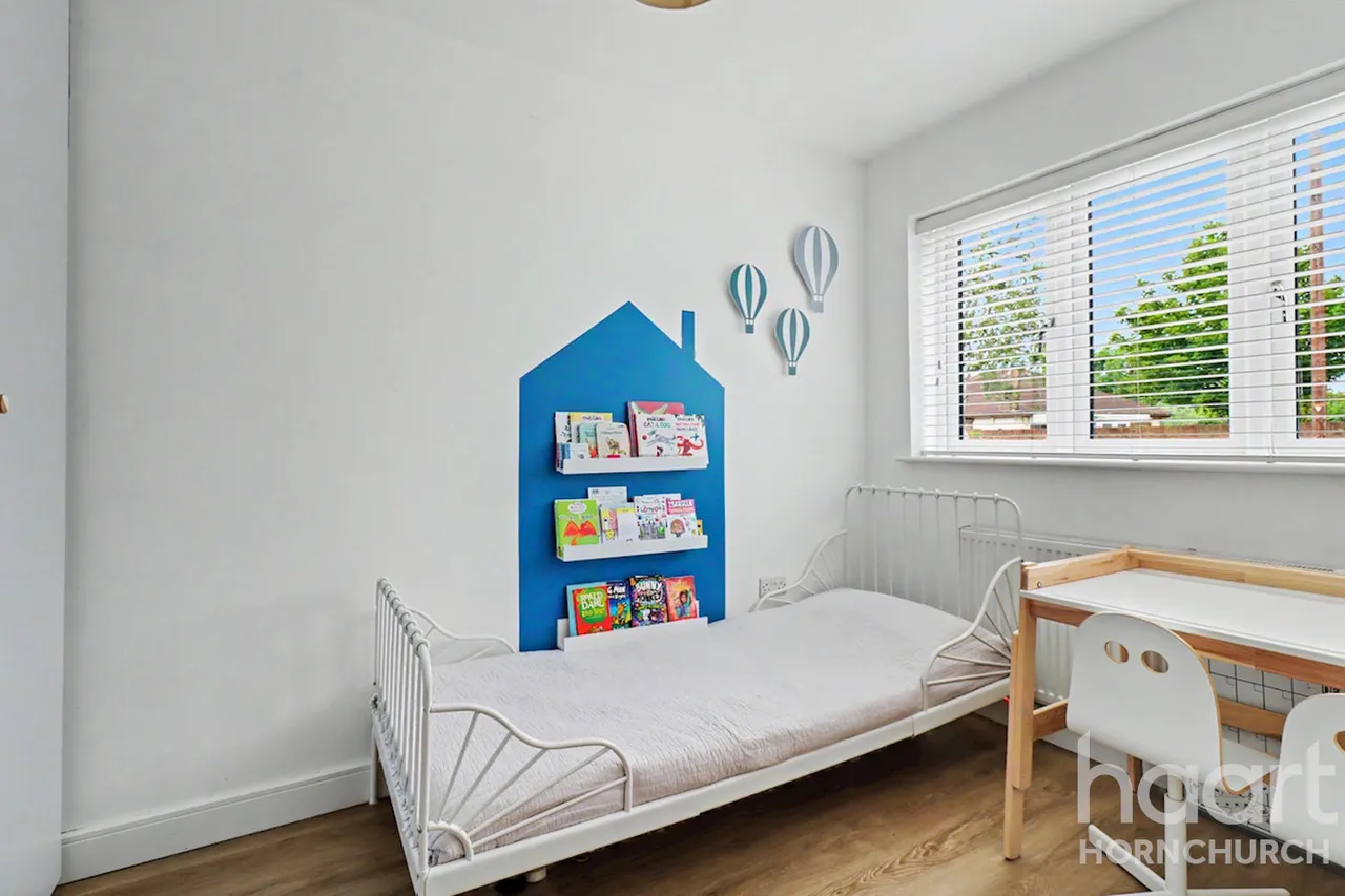 Kenilworth Gardens, Hornchurch, RM12, photo 8