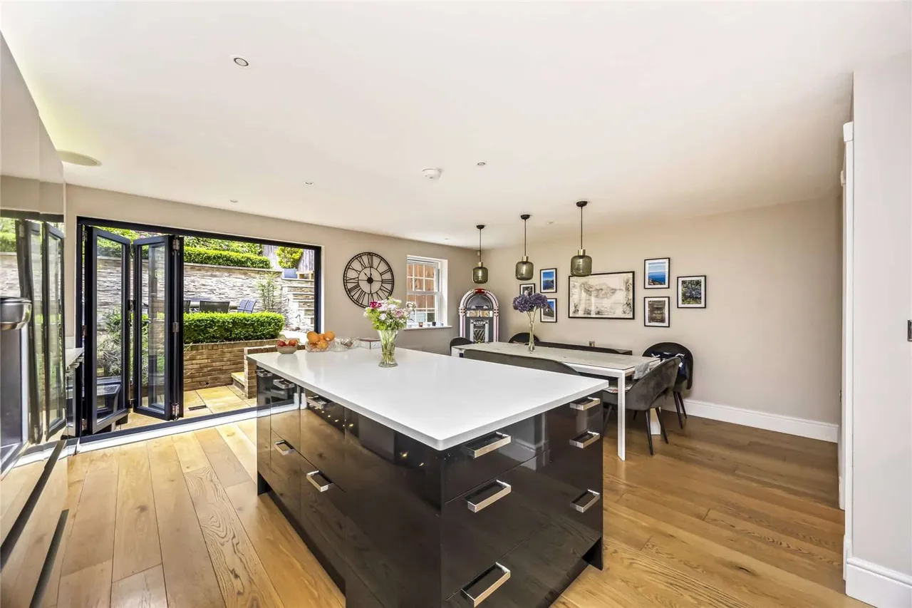 Haines Court, Weybridge, Surrey, KT13 0BH, photo 4
