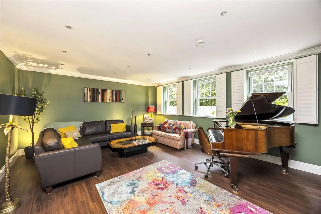 Haines Court, Weybridge, Surrey, KT13 0BH, photo 5