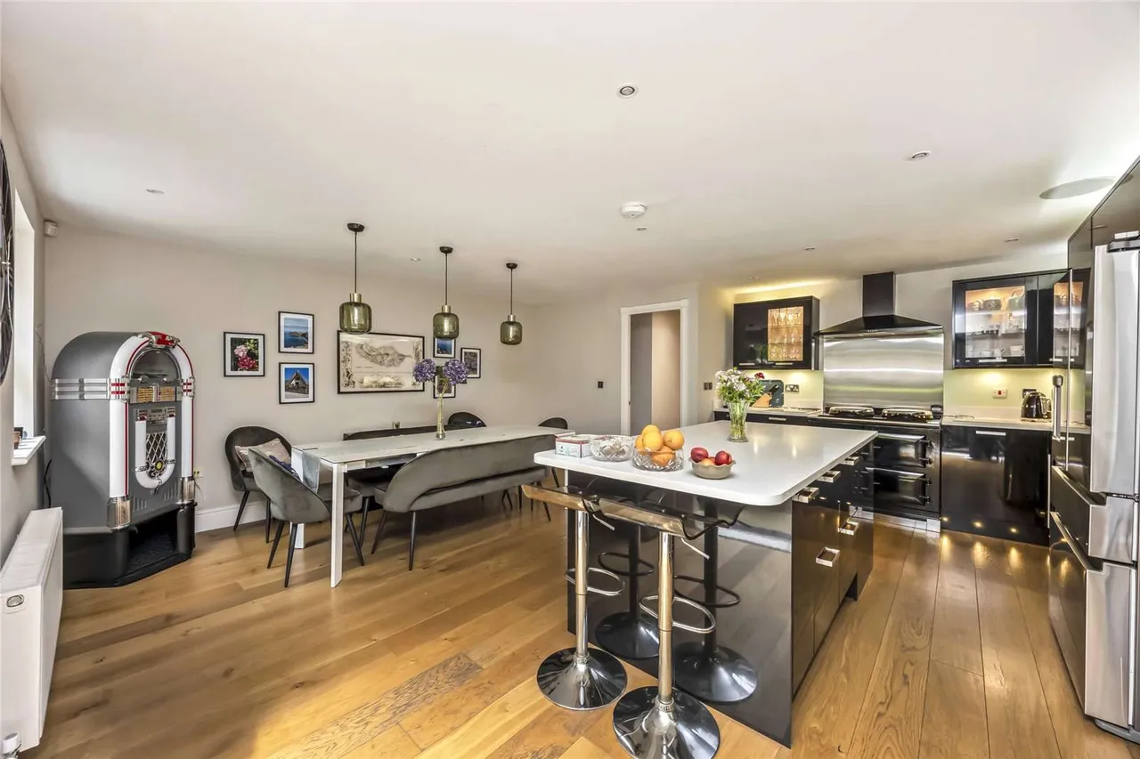 Haines Court, Weybridge, Surrey, KT13 0BH, photo 7