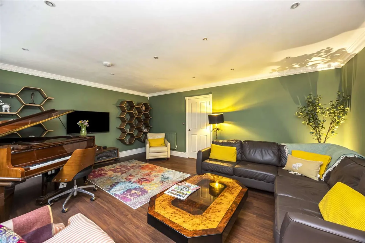 Haines Court, Weybridge, Surrey, KT13 0BH, photo 9