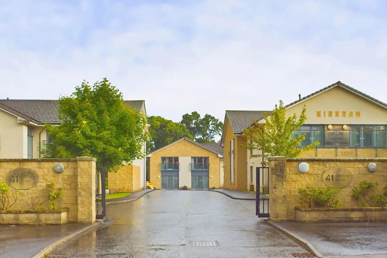 2 bed flat for sale, Station Road, Carluke