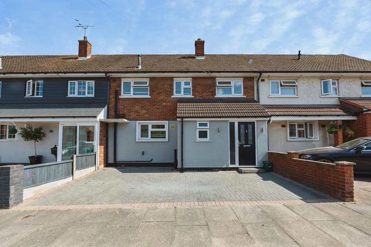 3 bed house for sale — Gourney Grove, Grays, Essex, RM16