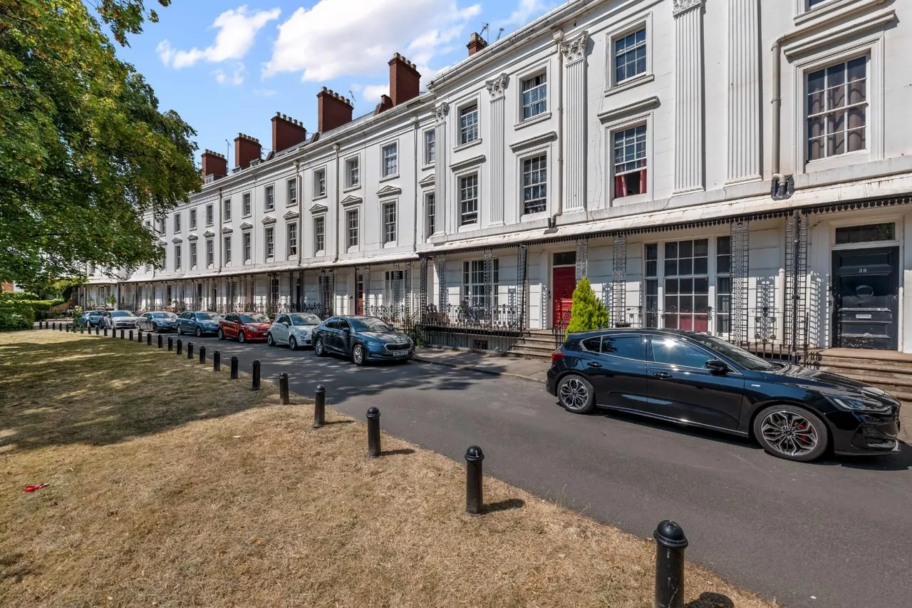 1 bed flat for sale, Lansdowne Crescent, Leamington Spa, CV32