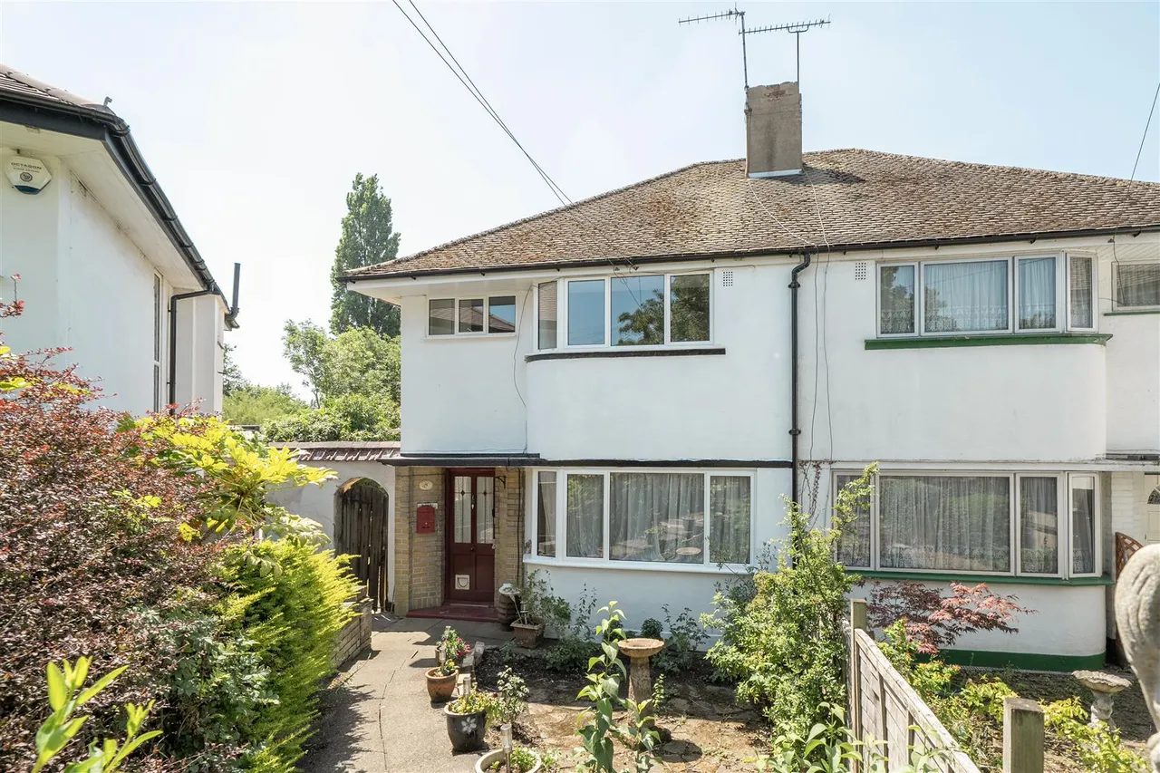 3 bed property for sale — Pine Gardens, Ruislip, HA4 9TH