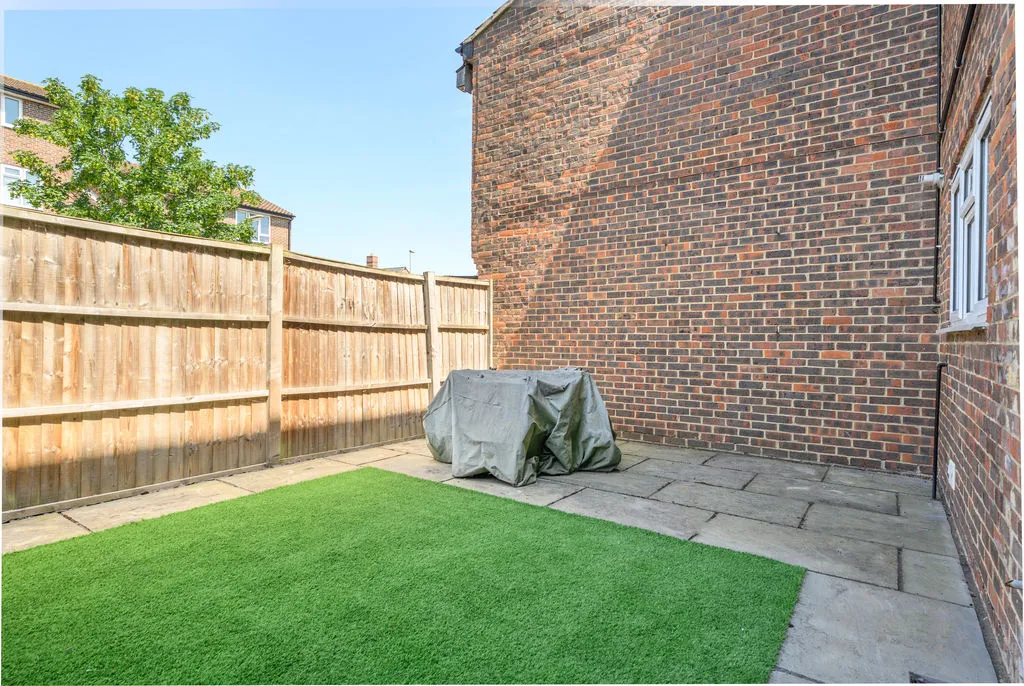 Newark Court, Walton-On-Thames KT12 3NX, photo 2