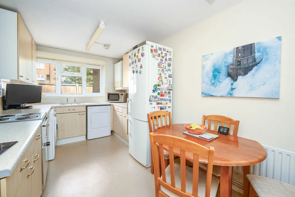 Newark Court, Walton-On-Thames KT12 3NX, photo 4